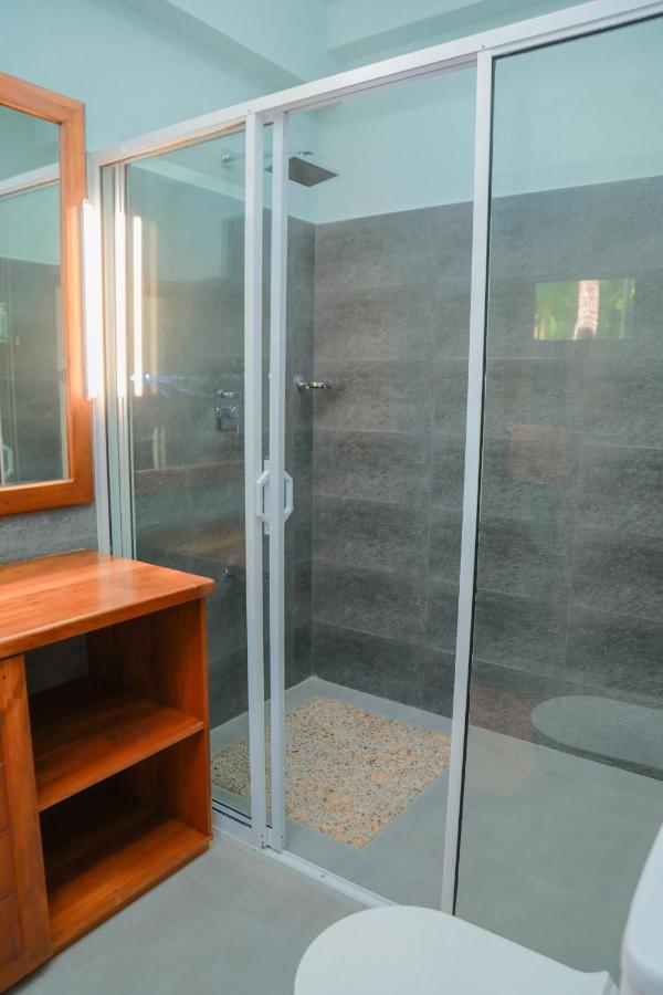 Ibson - 02 With 4 Bedrooms & Salt Water Swimming Pool Villa Hikkaduwa